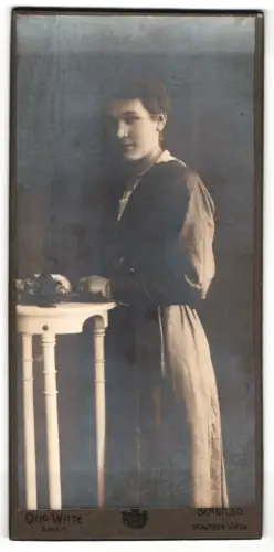 Fotografie Otto Witte, Berlin, Skalitzer Strasse 54, Stehende Frau am Tisch