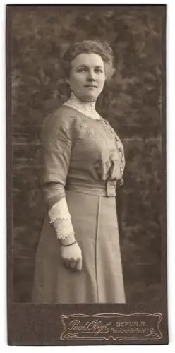 Fotografie Rud. Obrigt, Berlin, Reinickendorferstr. 2, Porträt einer Frau im eleganten Kleid