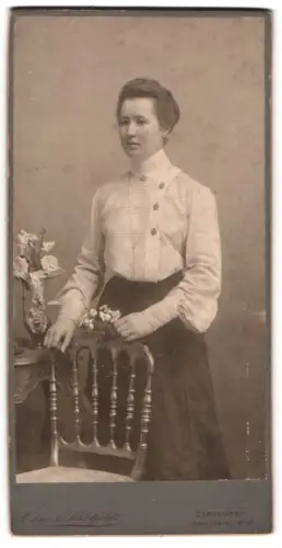 Fotografie Ohm & Schlotfeldt, Bergedorf, Wentorferstr. 8a, Frau in eleganter Pose