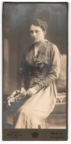 Fotografie Otto Witte, Berlin, Skalitzer Strasse 54, Elegante Frau mit Blumenstrauss 1918