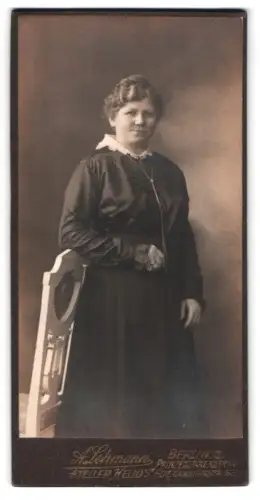 Fotografie A. Lehmann, Berlin, Prinzenstrasse 14, Elegante Frau mit Stuhl