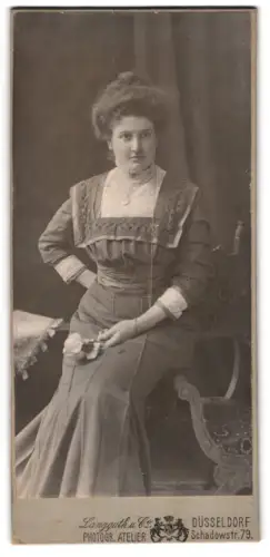 Fotografie Langguth & Co., Düsseldorf, Schadowstr. 79, Porträt einer sitzenden Frau