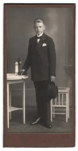 Fotografie Ernst Schultze, Berlin, Friesenstrasse 17, Eleganter Junge mit Hut