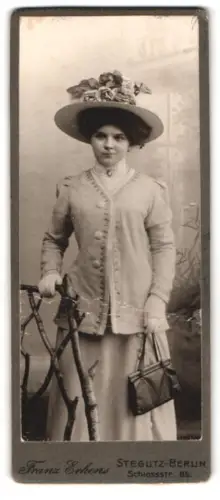 Fotografie Franz Erkens, Steglitz-Berlin, Schlossstr. 85, Dame mit Hut und Handtasche