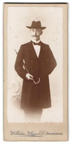 Fotografie Wilhelm Klopp & Co., Braunschweig, Friedrich Wilhelmstr. 37, Eleganter Herr mit Hut und Schirm