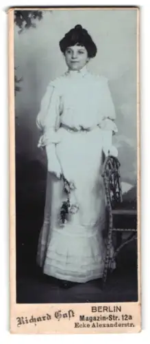 Fotografie Richard Gast, Berlin, Magazin-Str. 12a, Porträt eines elegant gekleideten Mädchens