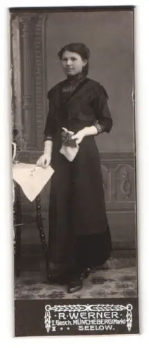Fotografie A. R. Werner, Seelow, Stehendes Mädchen mit elegantem Kleid
