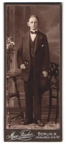 Fotografie Max Fischer, Berlin, Invalidenstrasse 164, Eleganter Junge mit Hut