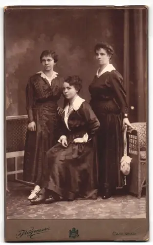 Fotografie J. Kügemann, Carlsbad, Elisabethquai, Elegante Damen in modischer Kleidung