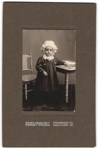 Fotografie Ernst Oehme, Freiberg, Bahnhofstrasse 18, Kind an Tisch mit Stuhl