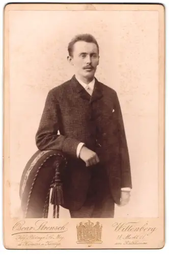 Fotografie Oscar Strensch, Wittenberg, Markt 14, Porträt eines eleganten Herrn