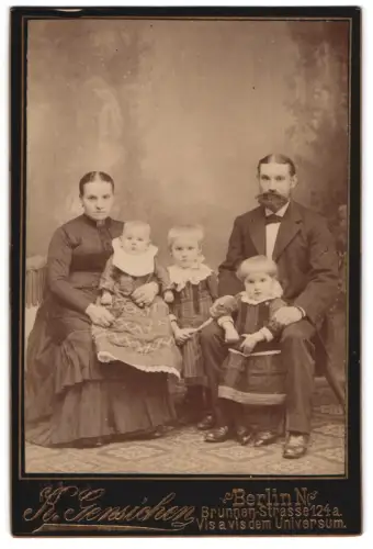 Fotografie K. Gensichen, Berlin, Brunnen-Strasse 124a, Familienporträt mit drei Kleinkindern