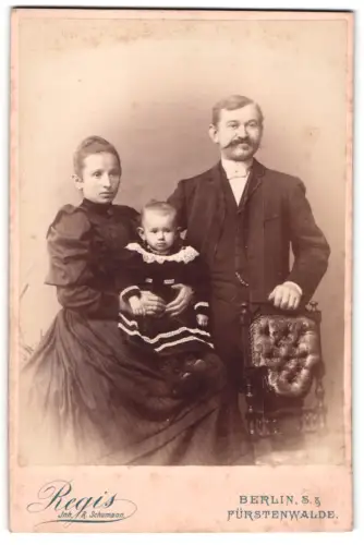 Fotografie Regis, Berlin, Prinzenstr. 44, Familienporträt mit Kind
