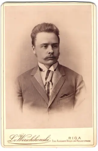 Fotografie L. v. Wischikowski, Riga, Ecke Alexander Boulev, Porträt eines Mannes mit gestreifter Kravatte