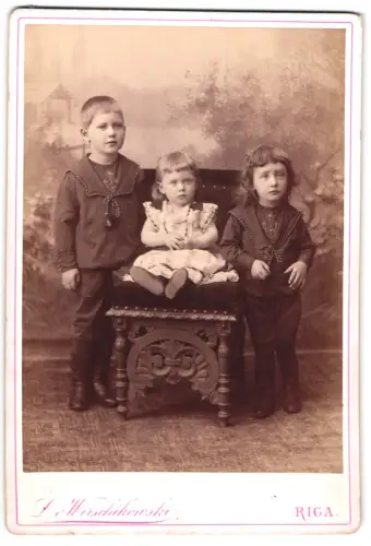Fotografie L. v. Wischikowski, Riga, Alexander Boulevard, Drei Kinder zusammen im Atelier
