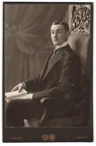 Fotografie J. Fuchs, Berlin, Friedrichstr. 108, Eleganter Herr in einem Sessel