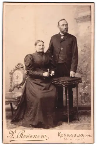 Fotografie P. Rosenow, Königsberg, Münzstr. 15, Elegant gekleidetes Paar