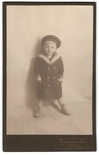 Fotografie Kunstatelier Dührer, Berlin, Brunnenstrasse 24, Kleiner Junge im Matrosenanzug