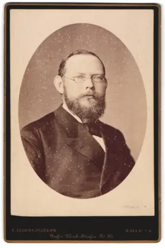Fotografie F. Anders-Paltzow, Halle, Grosse Ulrich-Strasse 35, Porträt eines Mannes mit Brille