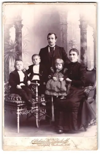Fotografie H. Welschhoff, Bielefeld, Goebenstrasse 26, Familienporträt mit drei Kindern