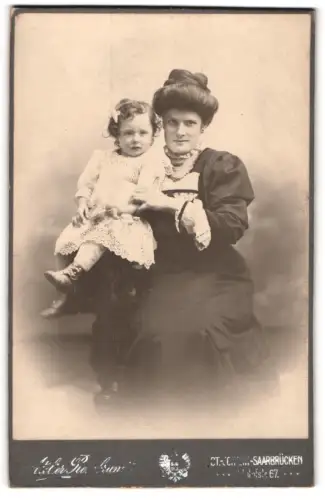 Fotografie Atelier Rembrandt, Saarbrücken, Bahnhofstrasse 67, Frau mit ihrer Tochter Erika