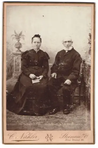 Fotografie C. Nähler, Steinau a. O., Neue Strasse 86, Älteres Paar im Porträt