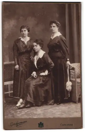 Fotografie F. Kügemann, Carlsbad, Elisabethquai, Drei Frauen in eleganter Kleidung