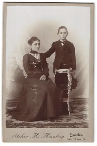 Fotografie H. Herzberg, Spandau, Breite Strasse 35, Geschwister-Porträt im Atelier