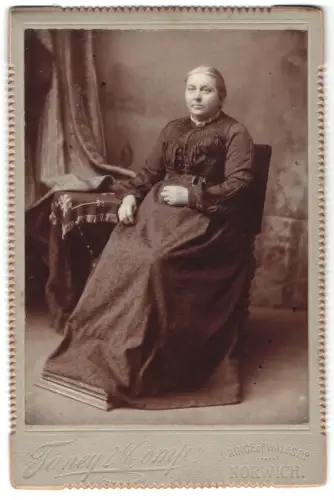 Fotografie Taney & Comp., Norwich, Prince of Wales Road, Porträt einer älteren Dame