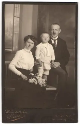 Fotografie Kunstatelier Dürer, Berlin, Brunnenstr. 24, Familienporträt mit Kind