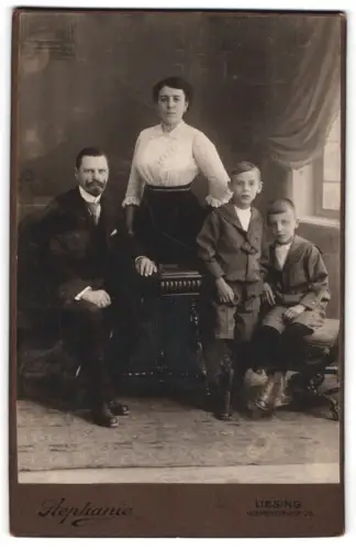 Fotografie Stephanie, Liesing, Wienerstrasse 25, Familienportrait mit Eltern und zwei Jungen