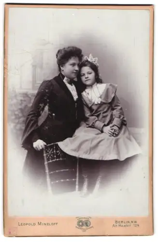 Fotografie Leopold Minzloff, Berlin, Alt Moabit 124, Mutter mit Tochter in liebevoller Umarmung