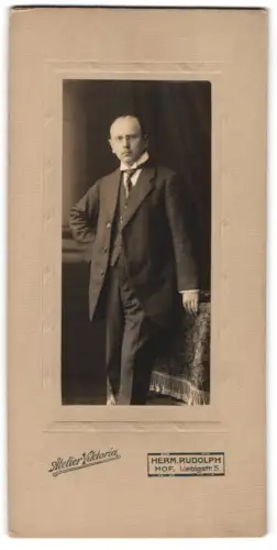 Fotografie Atelier Viktoria, Hof, Liebigstr. 5, Porträt eines Mannes in elegantem Anzug