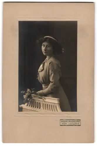 Fotografie Herm. Rudolph, Hof, Liebigstr. 5, Frau mit Blumenarrangement