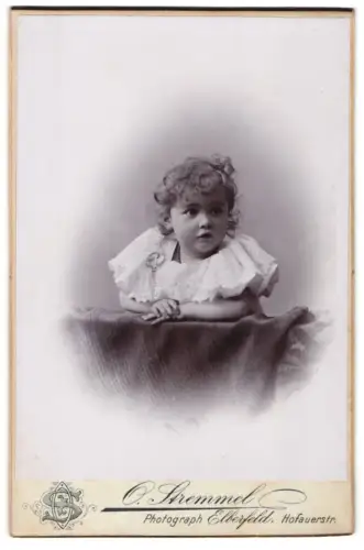 Fotografie O. Stremmel, Elberfeld, Hofauerstr., Porträt eines kleinen Kindes