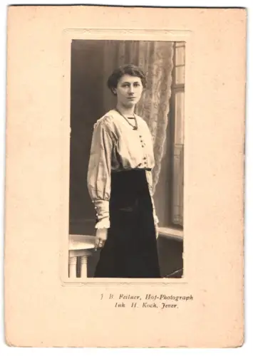 Fotografie B. Feilner, Jever, Stehende Dame in elegantem Gewand