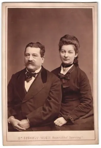 Fotografie Dr. Szekely, Wien, Heinrichhof Opernring 1, Paarporträt in adretter Kleidung