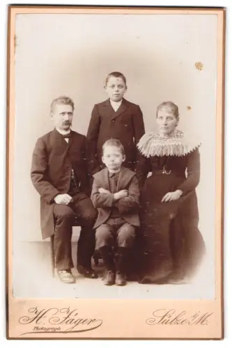 Fotografie H. Jäger, Sülze i. M., Familienportrait mit eleganter Garderobe