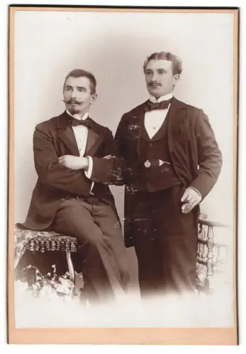 Fotografie unbekannter Fotograf und Ort, Zwei Herren in eleganter Pose