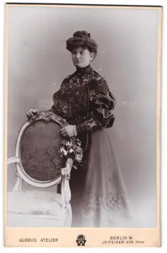 Fotografie Globus Atelier, Berlin, Leipziger Strasse. 132/137, Frau mit Blumenstrauss