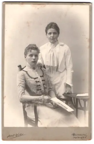 Fotografie Adolf Herbst, Wolfenbüttel, Lange Herzog Strasse. 19, Zwei Damen im Atelier