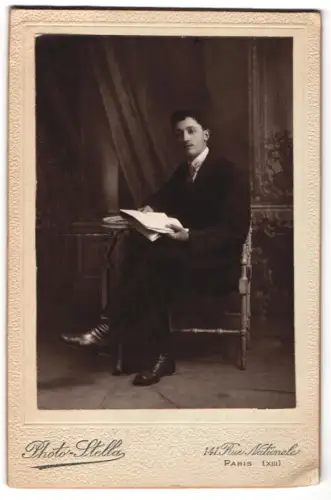 Fotografie Photo-Stella, Paris, 141 Rue Nationale, Eleganter Herr mit Buch