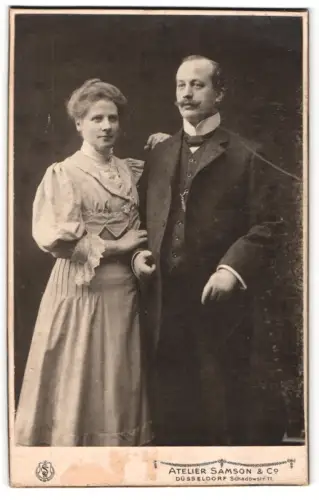 Fotografie Atelier Samson & Co, Düsseldorf, Schadowstr. 77, Elegantes Paar in historischer Kleidung