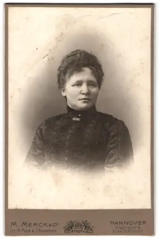 Fotografie M. Merck & Co, Hannover, Georgstr. 8 Ecke Schillerstr., Porträt einer Dame