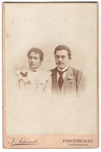 Fotografie F. Schmit, Finsterwalde, Berlinerstrasse, Porträt eines Paares