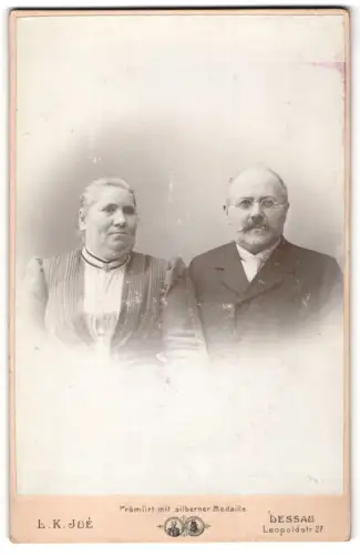 Fotografie L. K. Jué, Dessau, Leopoldstr. 27, Porträt eines Paares
