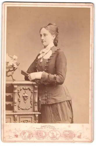 Fotografie Ignatz Julius, Hamburg, Grosse Bleichen 31, Frau mit elegantem Kleid