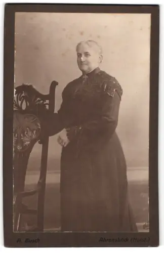 Fotografie A. Busch, Ahrensbök, Ältere Dame mit Stuhl
