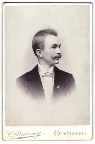 Fotografie C. Brüning, Oldenburg, Prachtvolle Herrenporträtaufnahme