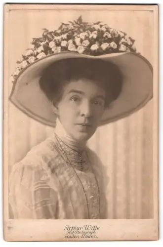Fotografie Arthur Witte, Baden-Baden, Edles Porträt mit Blumenhut